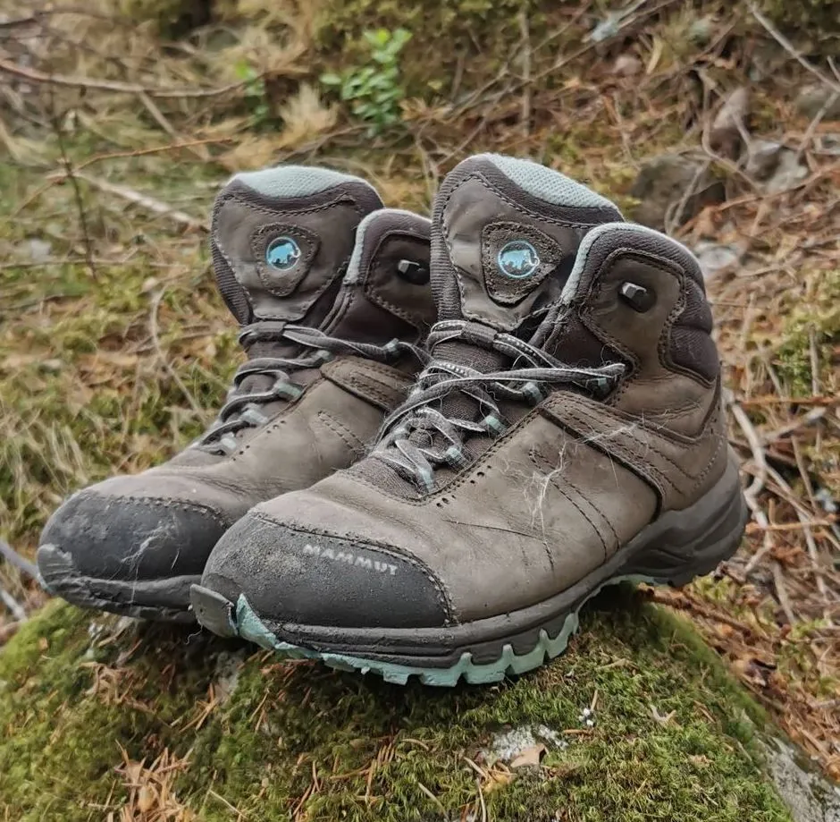 Lette og lave fjellstøvler i nubuck-lær.