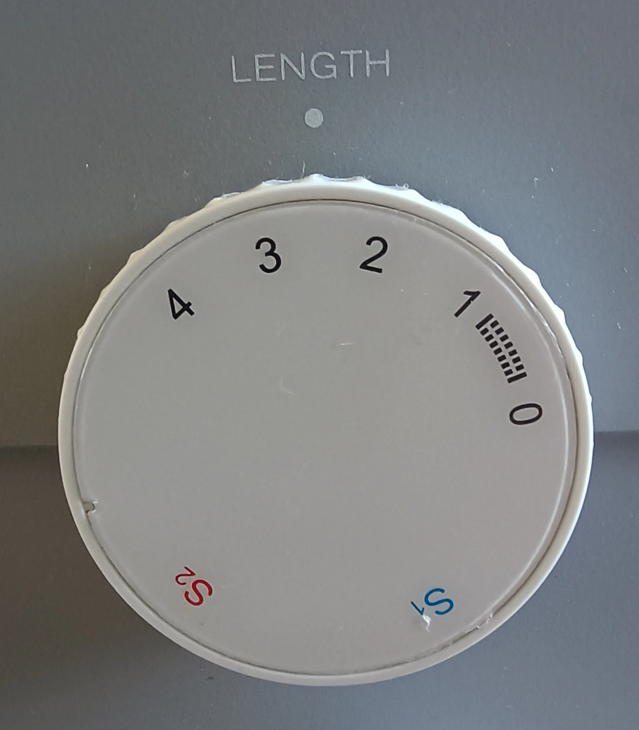 The dial for adjusting the length of the stitches in the seam.