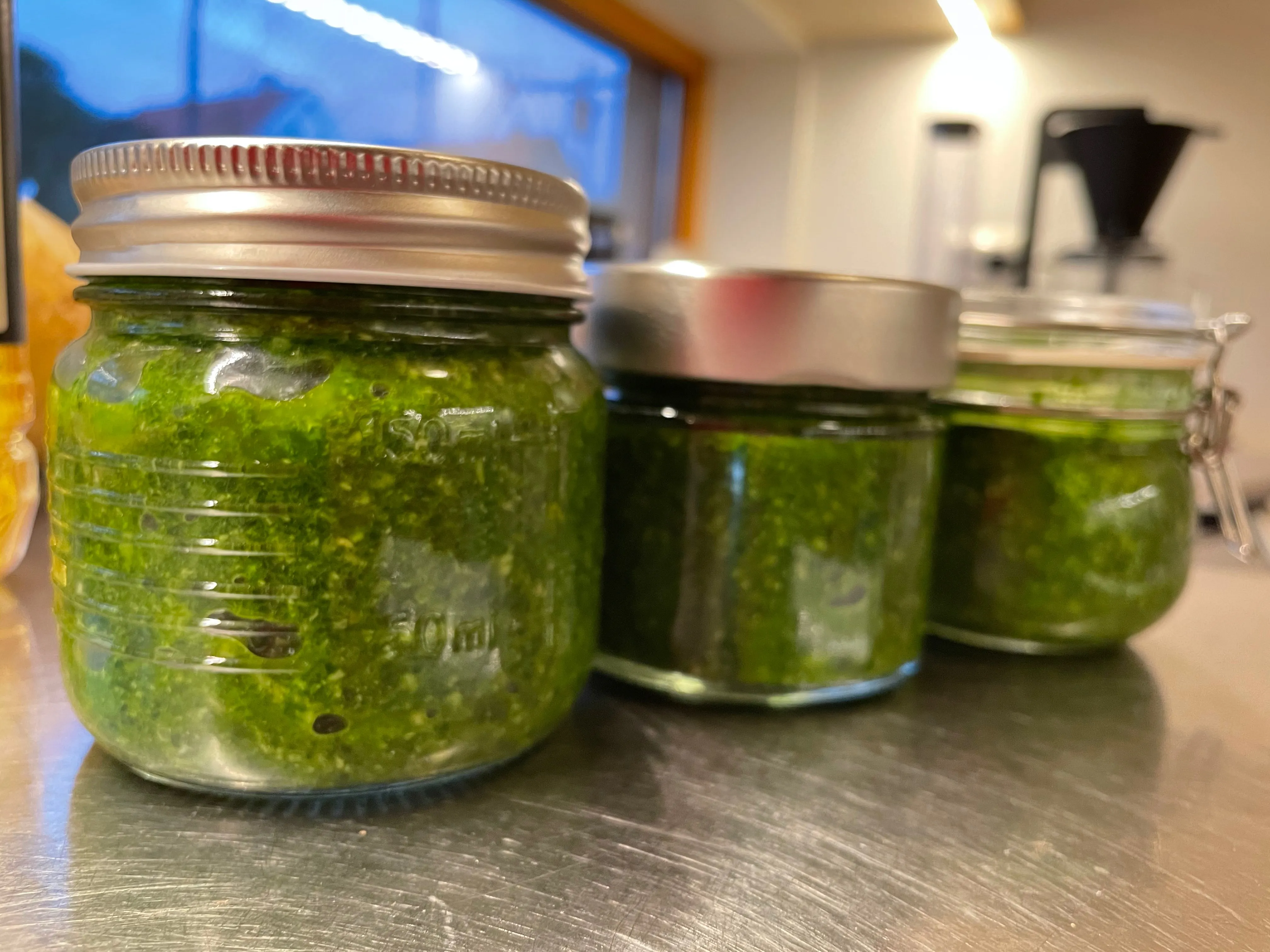 Ramsløkpesto i glass.