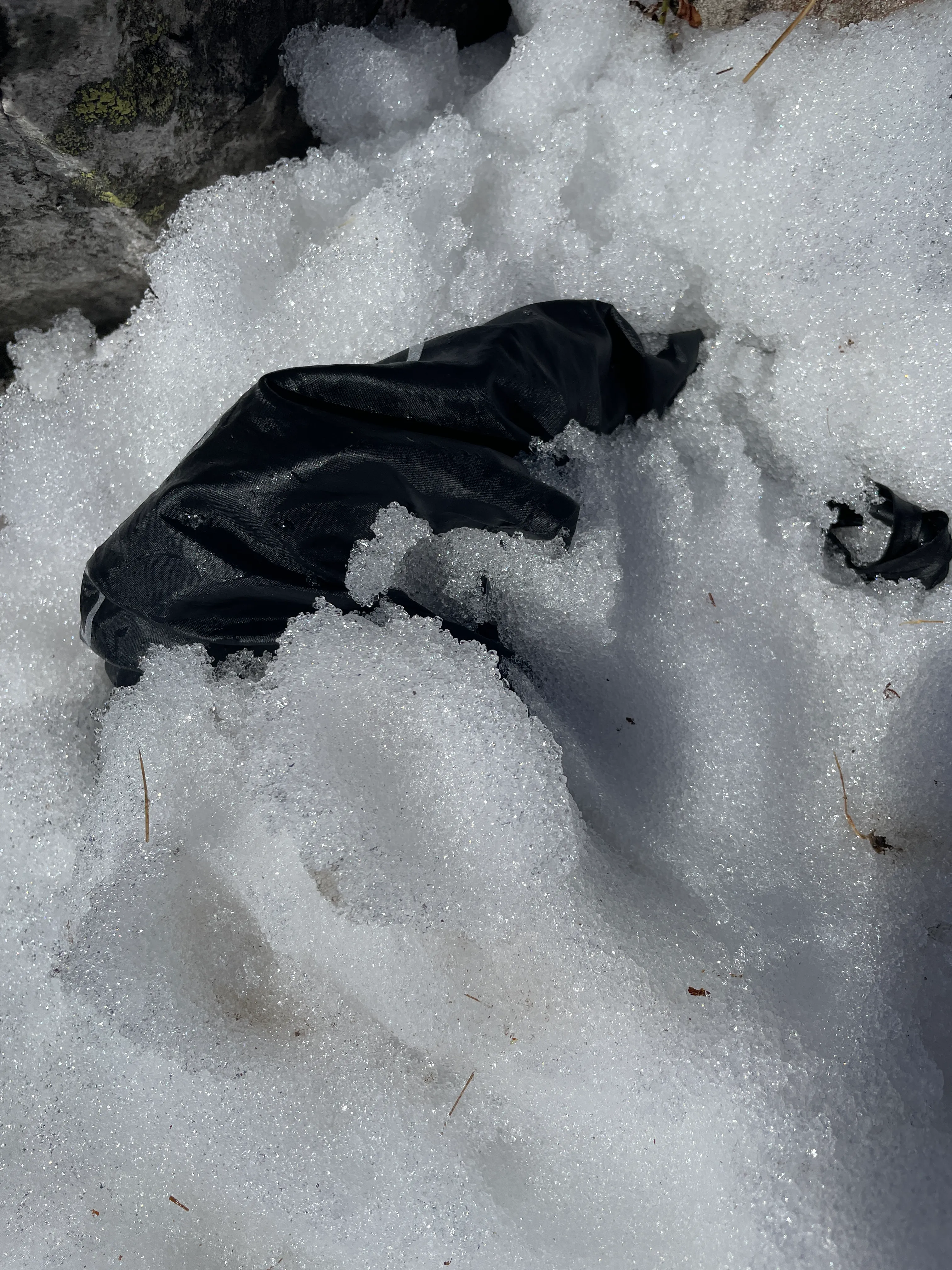 Matpose med snø oppå. Et tips er å bruke poser av stoff i snøen, for de tåler litt mer.