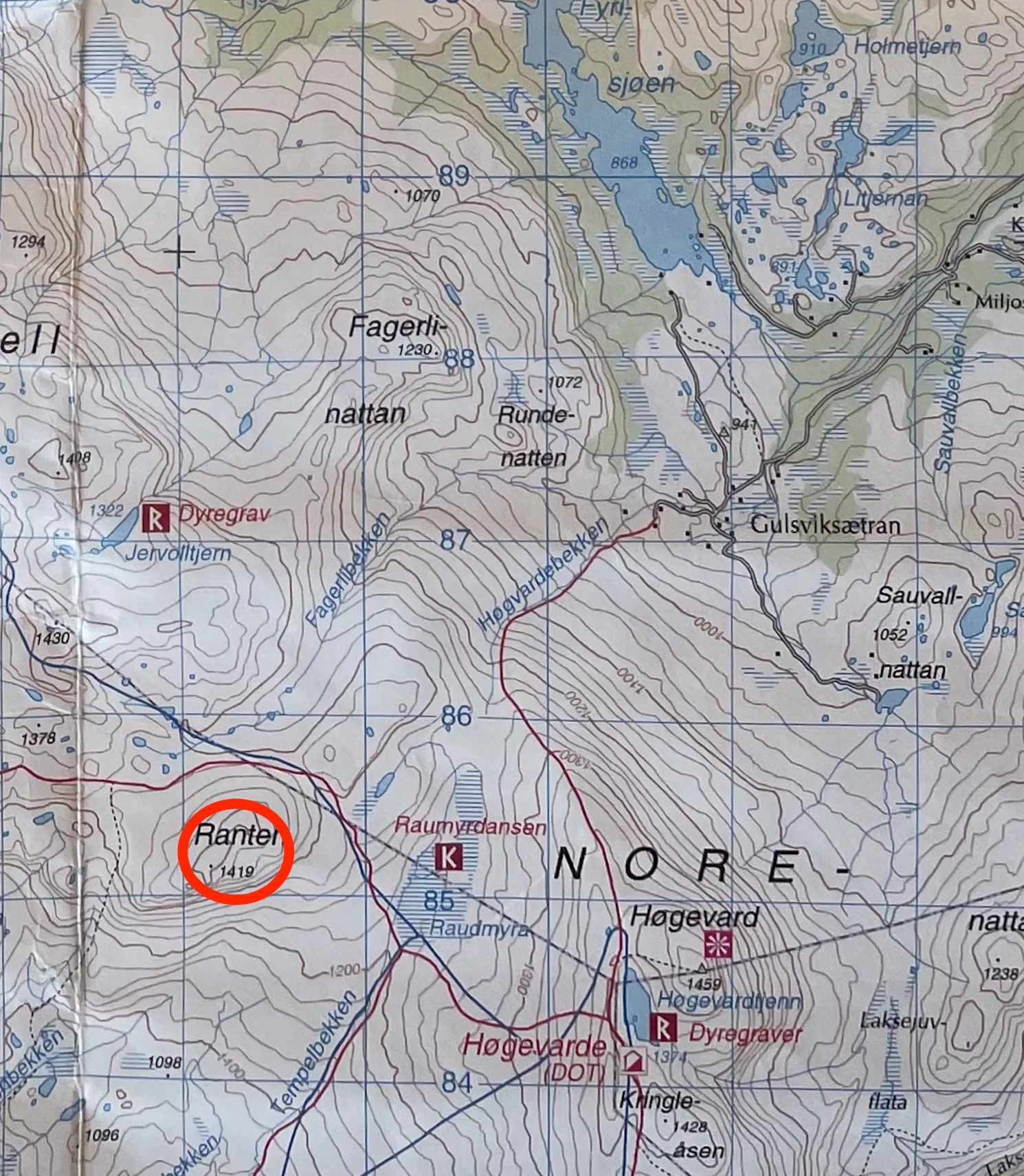 Toppen er markert som en prikk på 1419 meter over havet.