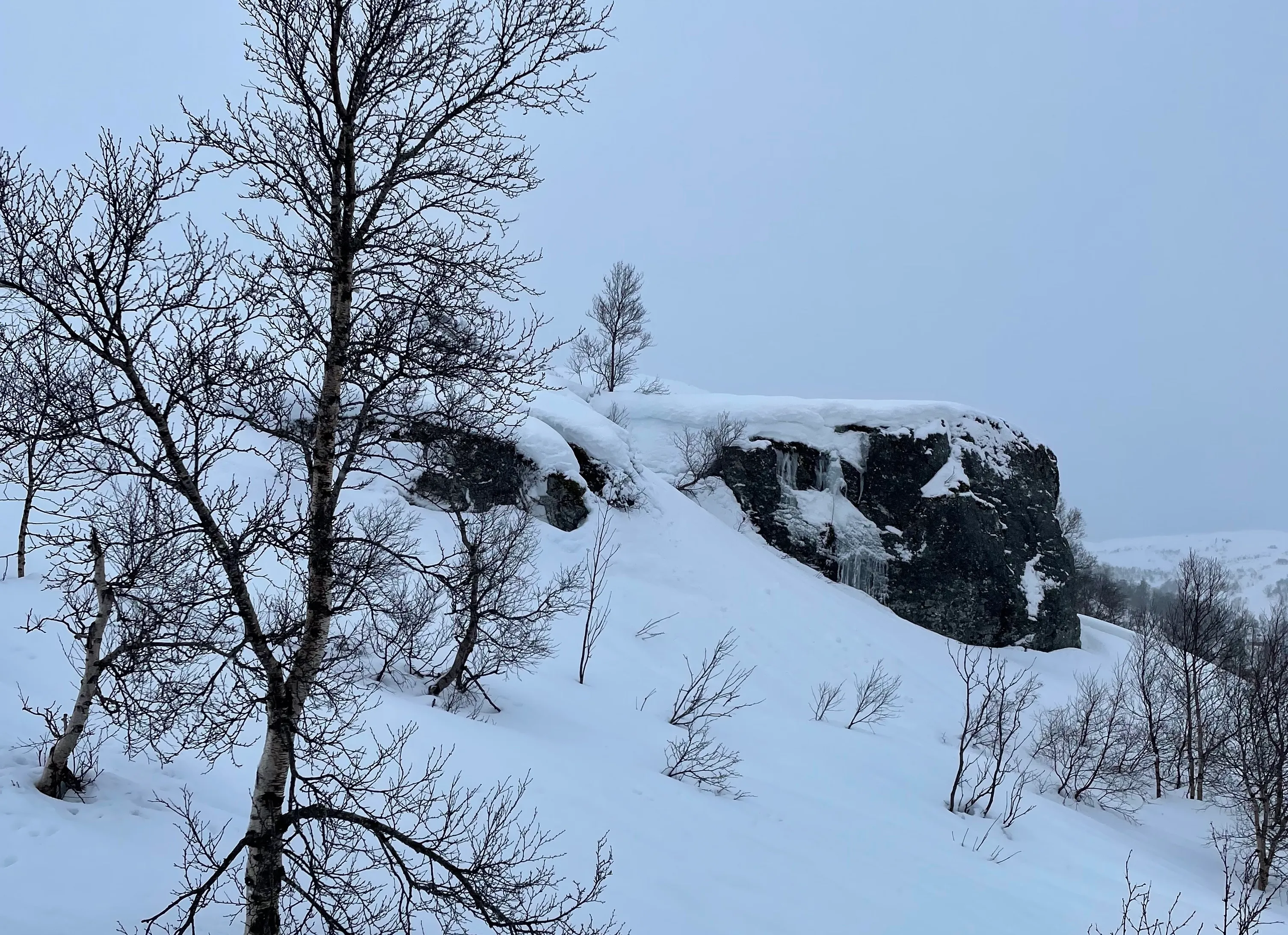 Dette stupet er rundt åtte meter høyt. Stupet befinner seg i området merket med rød sirkel på kartene nedenfor.