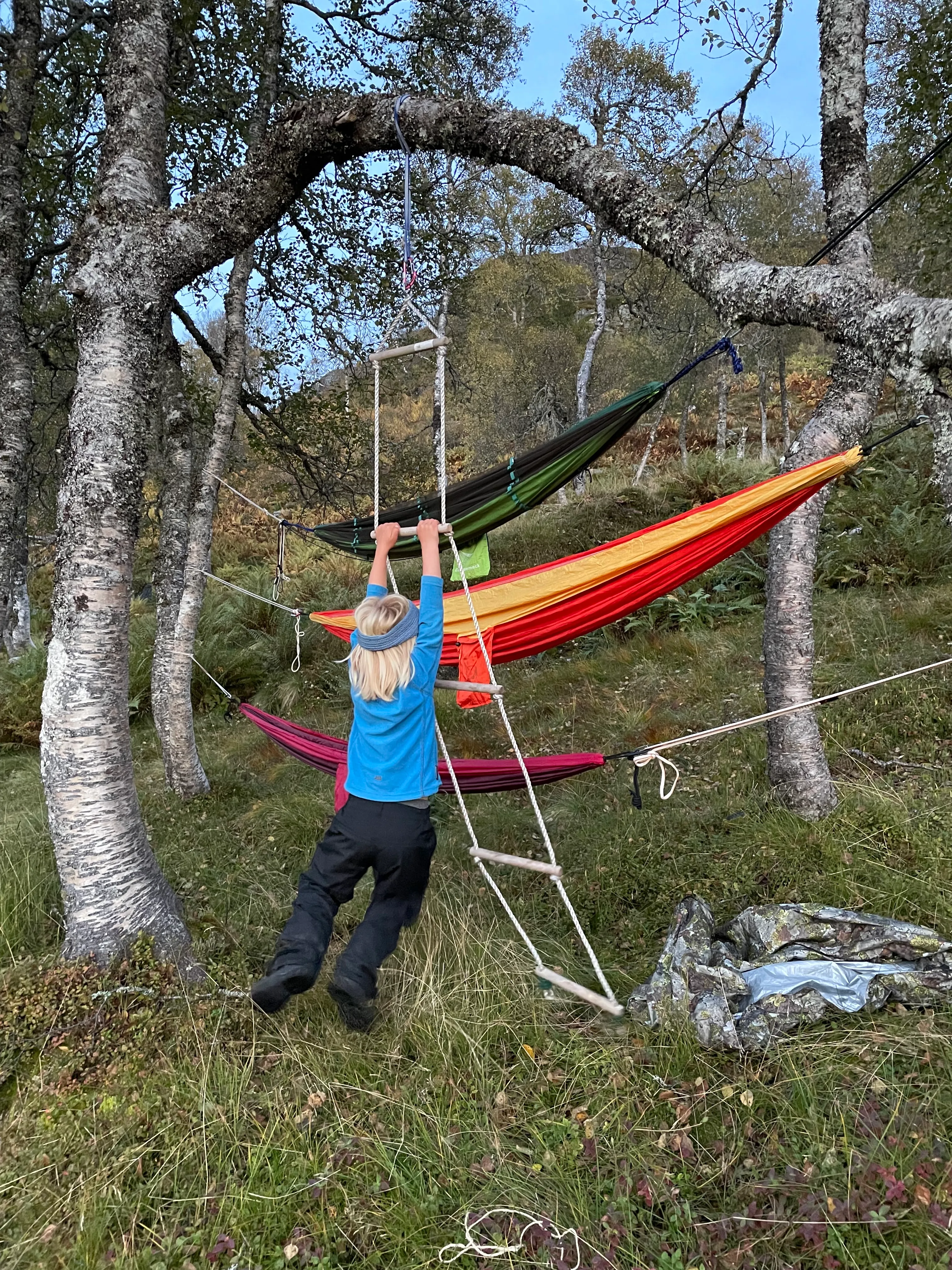 Det er gøy å sove flere hengekøyer i høyden. Men det kan være litt vanskelig å klatre oppi øverste køya.