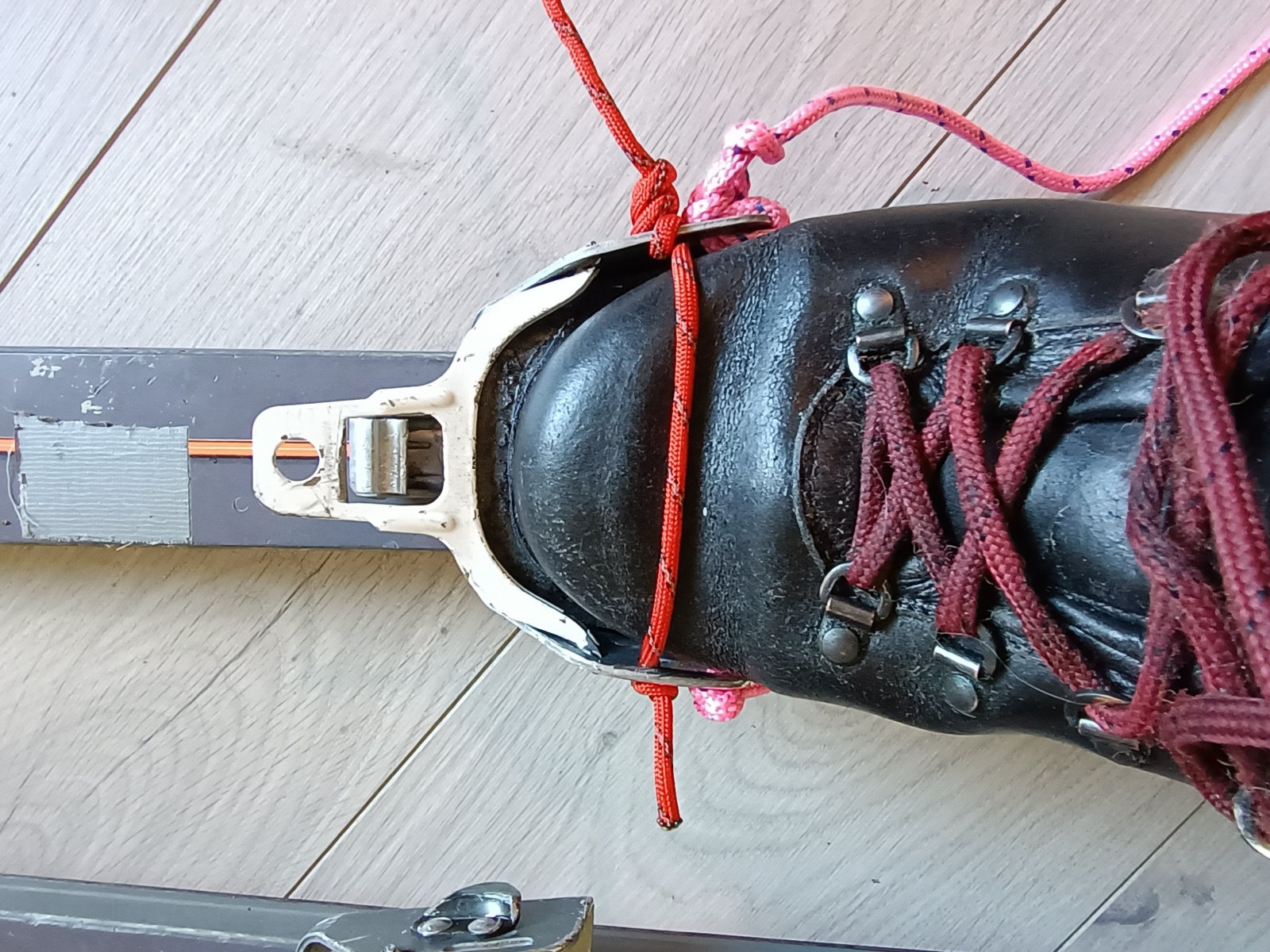 Improvised heel binding made of cord on a 75 mm binding.