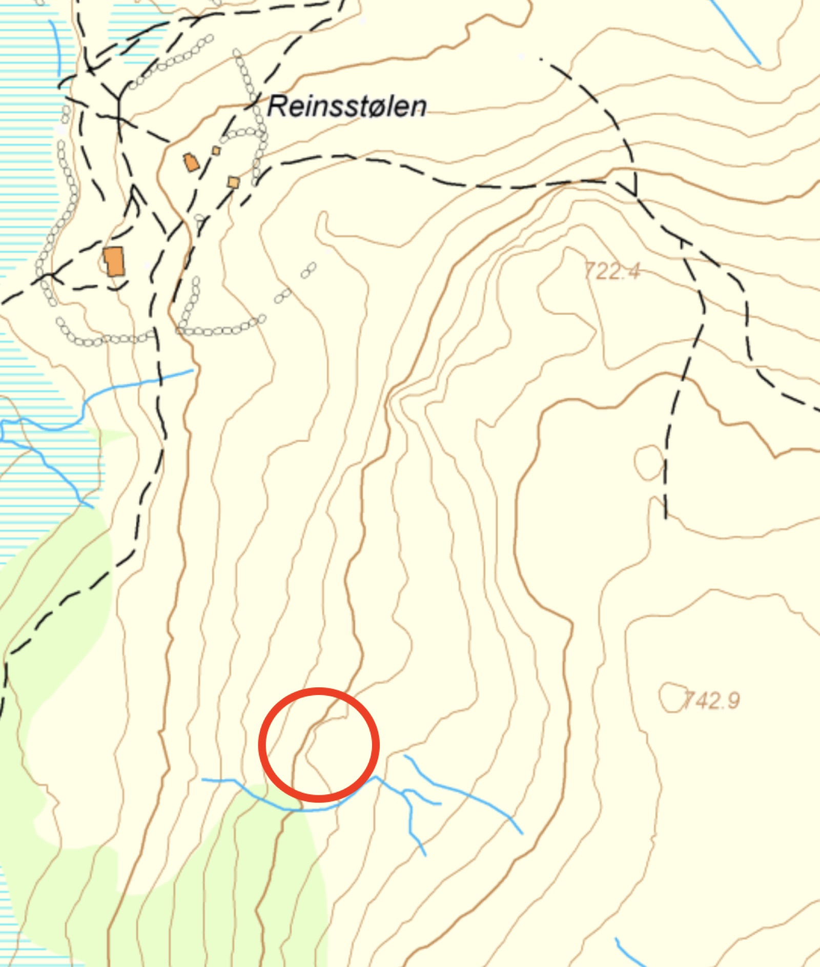 Skikjører med kompass i vinterterreng