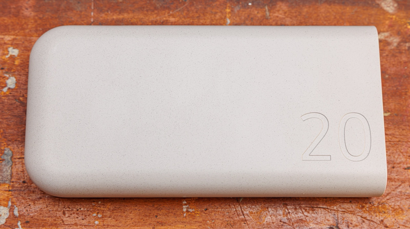 Powerbank med USB-kabel.